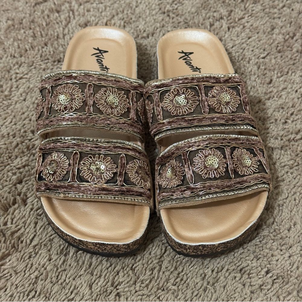 Avanti Tan with Gold Floral Embellished Slip-On Sandals NWOB Size 8 Bohemian